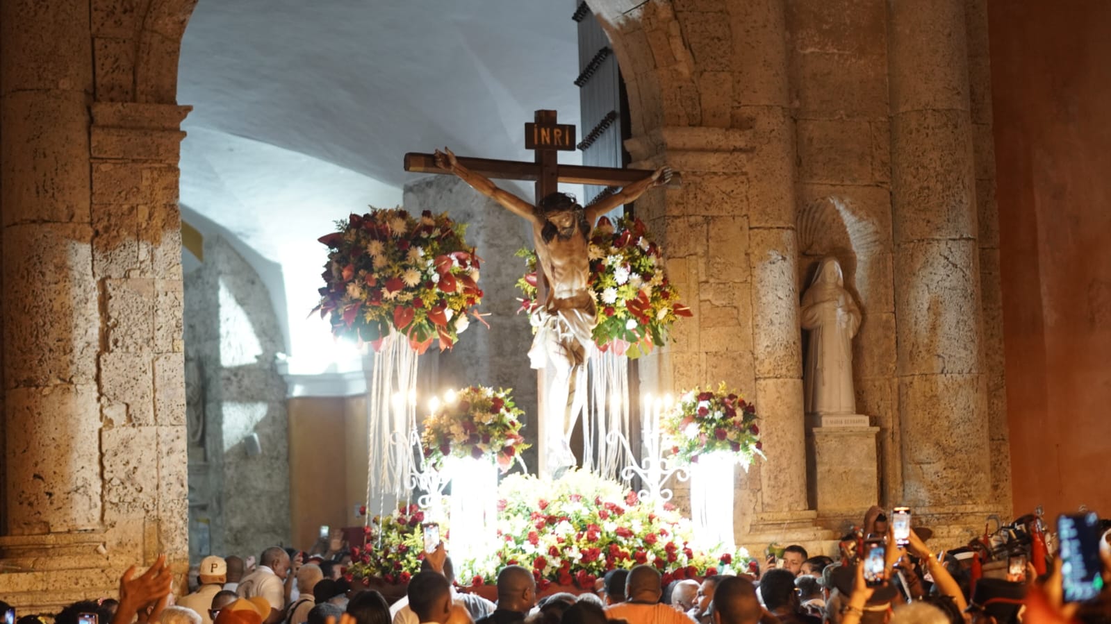 Santo Cristo de la Expiración en Cartagena, rodeado de flores y una comunidad en oración